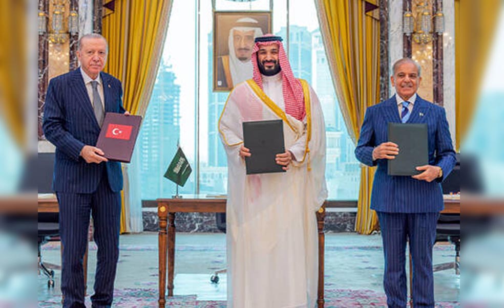 Saudi Crown Prince Mohammed bin Salman, Turkish President Recep Tayyip Erdoğan and Pakistan Prime Minister Shehbaz Sharif attend the trilateral summit in Makkah where the Makkah Joint Defence Agreement was signed.